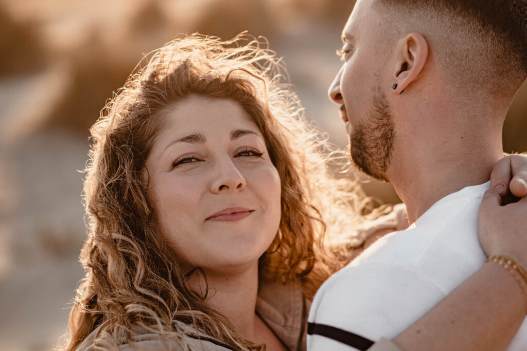 Photographe shooting couple à la plage à Montpellier.