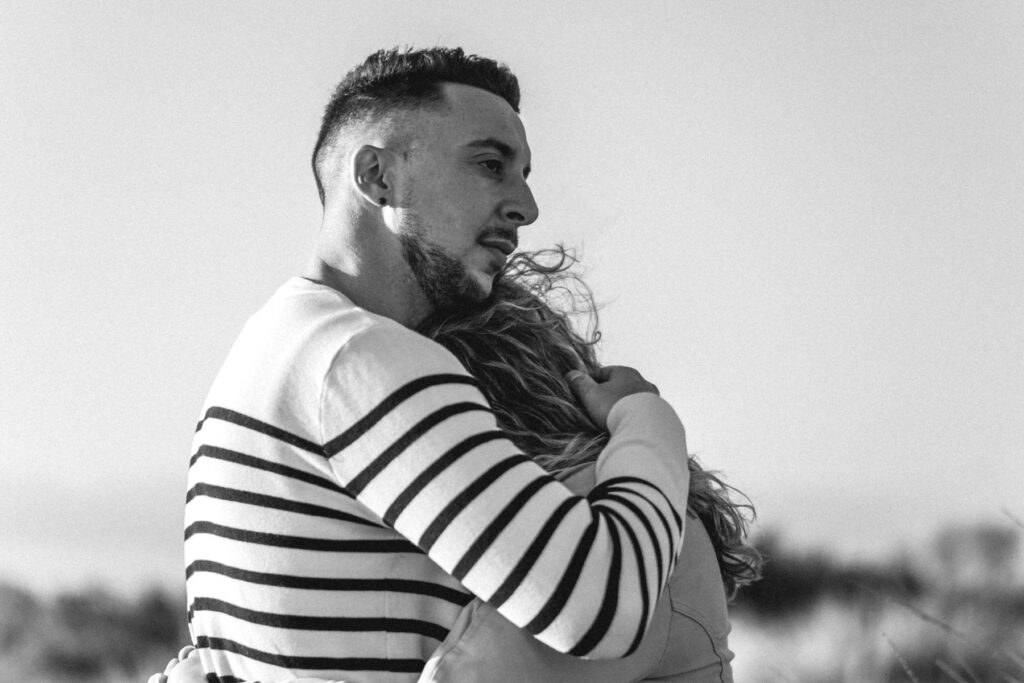 Photographe shooting couple à la plage à Montpellier.