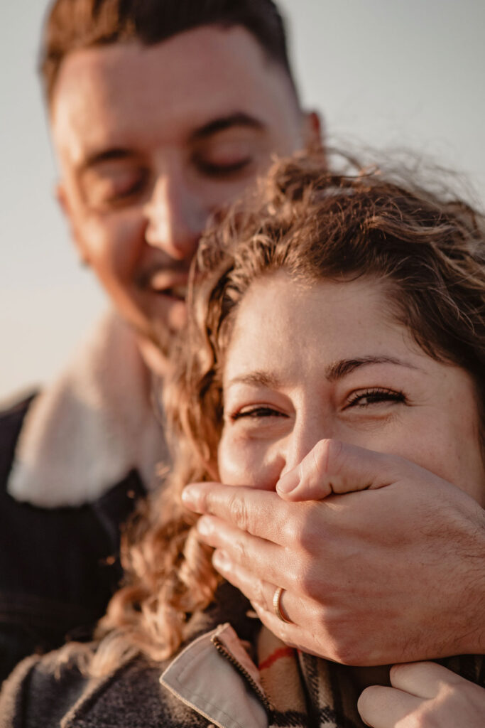 Photographe shooting couple à la plage à Montpellier.