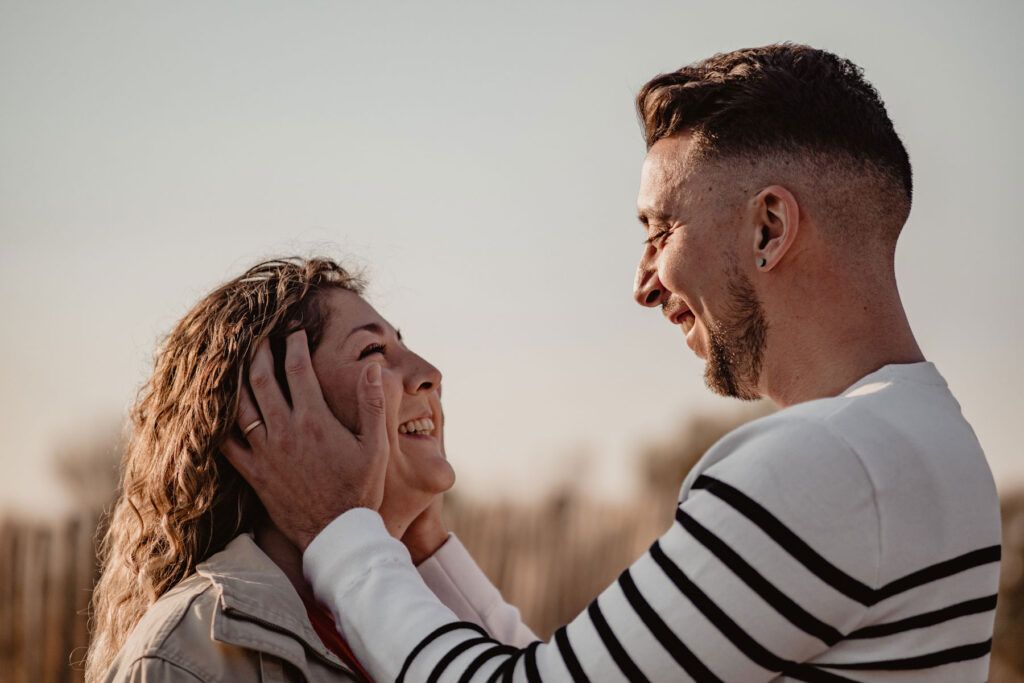 Photographe shooting couple à la plage à Montpellier.