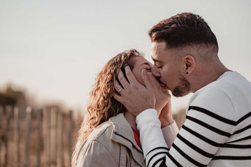 Photographe shooting couple à la plage à Montpellier.