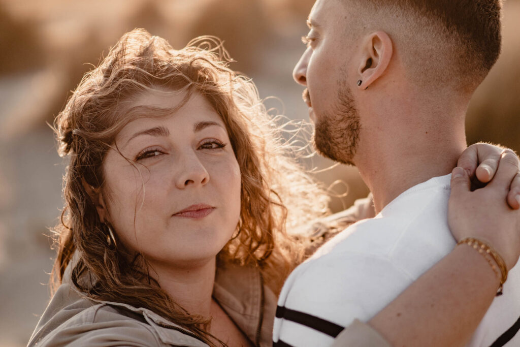 Photographe shooting couple à la plage à Montpellier.