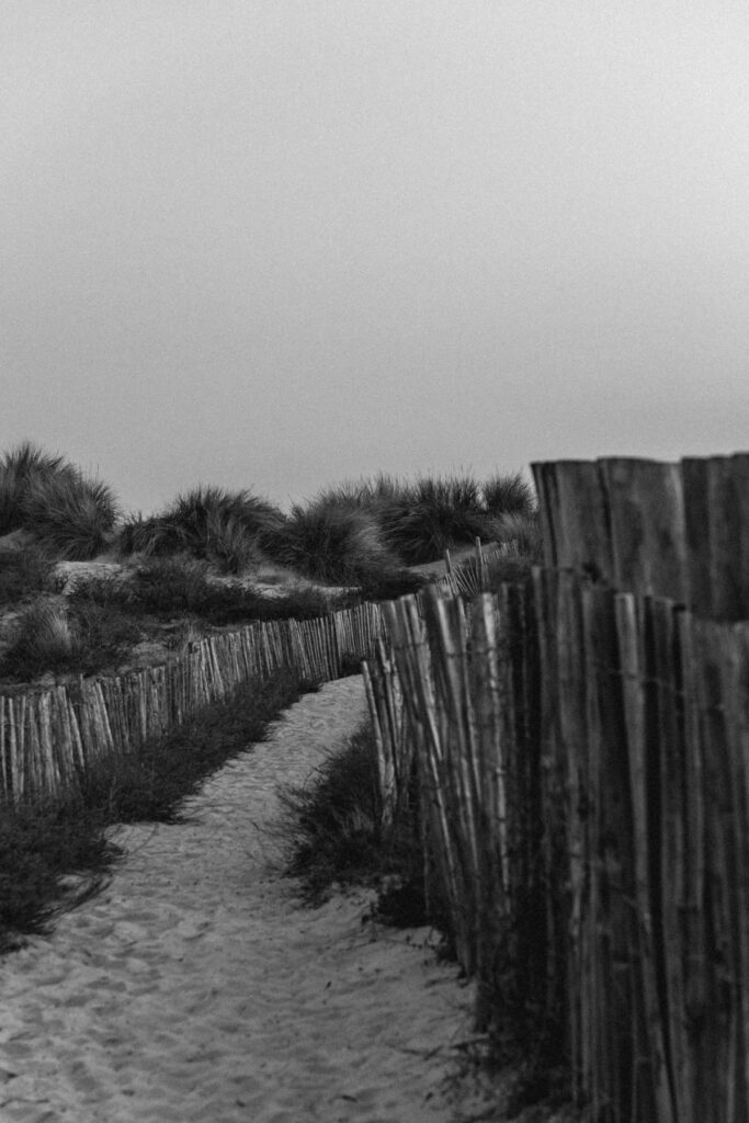 Photographe shooting couple à la plage à Montpellier.