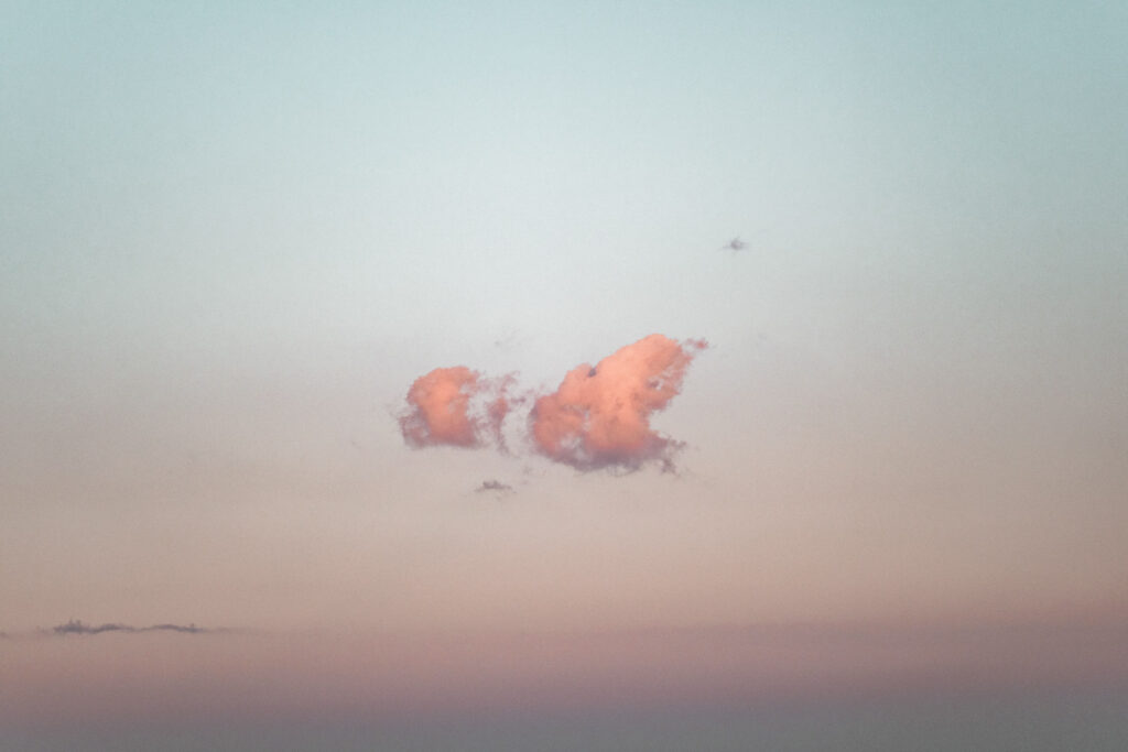 Photographe shooting couple à la plage à Montpellier.