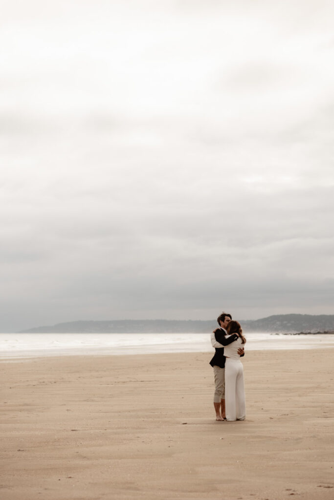 Photographe mariage civil à la plage.