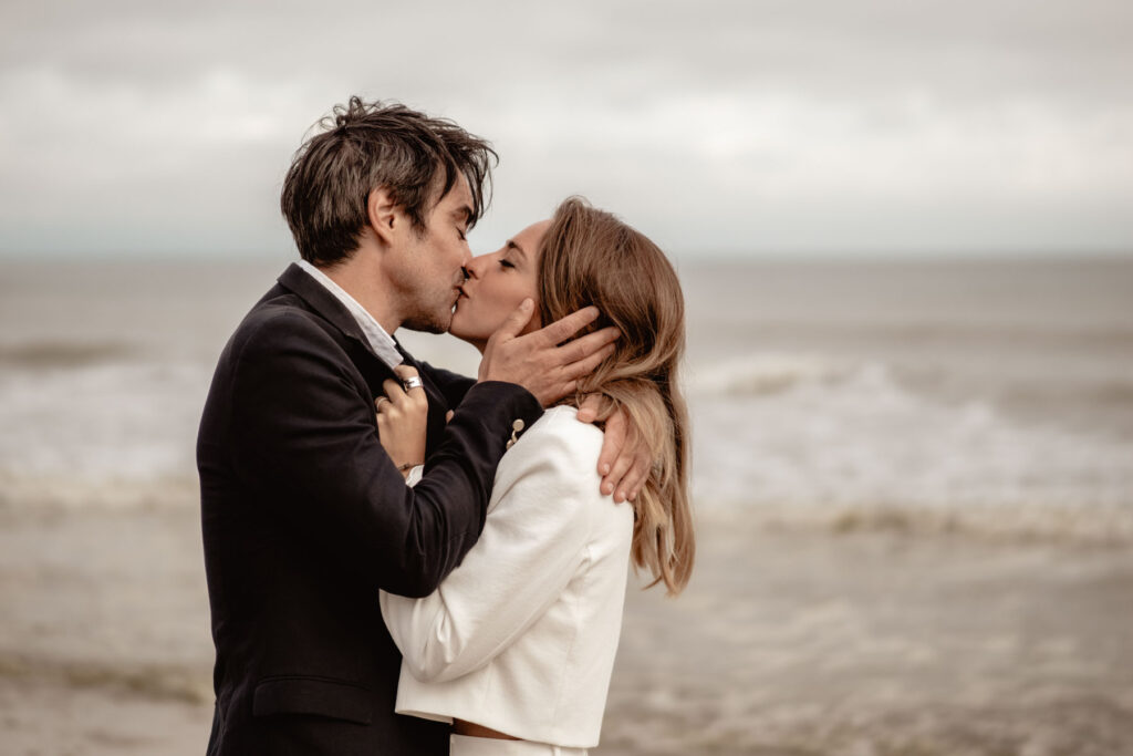 Photographe mariage civil à la plage.