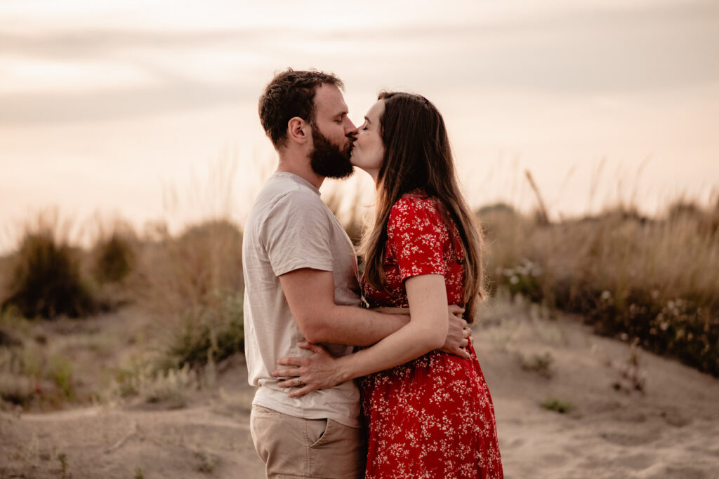 Séance photo grossesse à la plage d'Espiguette près de Montpellier