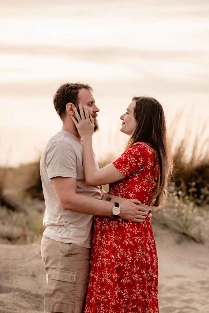 Séance photo grossesse à la plage d'Espiguette près de Montpellier