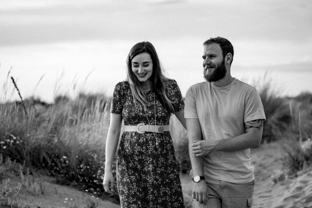 Séance photo grossesse à la plage d'Espiguette près de Montpellier