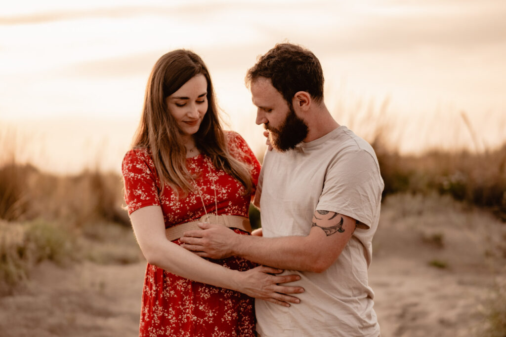 Séance photo grossesse à la plage d'Espiguette près de Montpellier