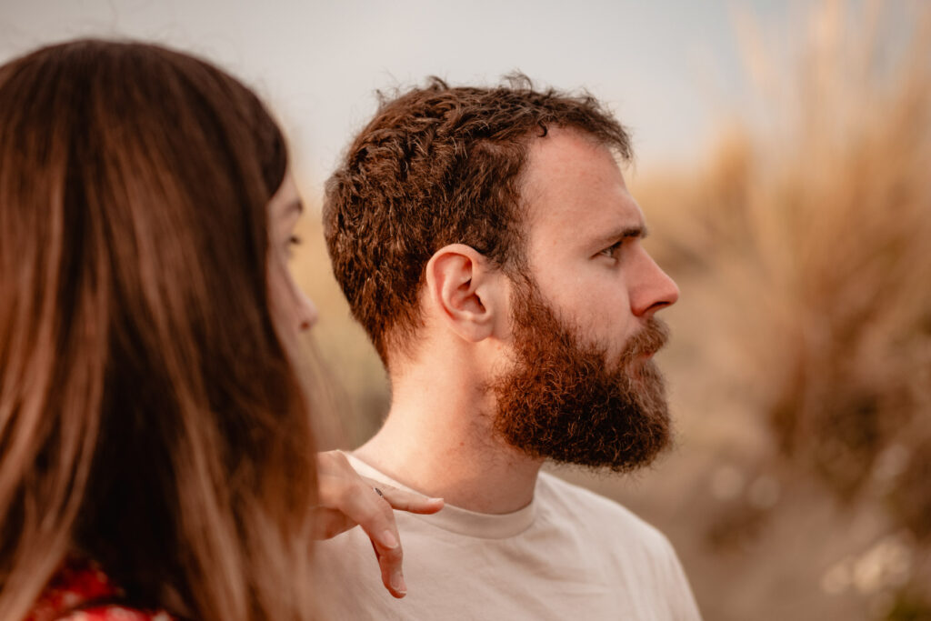 Séance photo grossesse à la plage d'Espiguette près de Montpellier