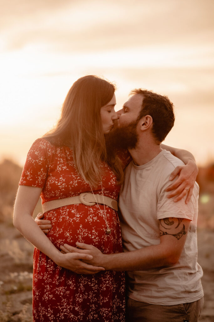 Séance photo grossesse à la plage d'Espiguette près de Montpellier
