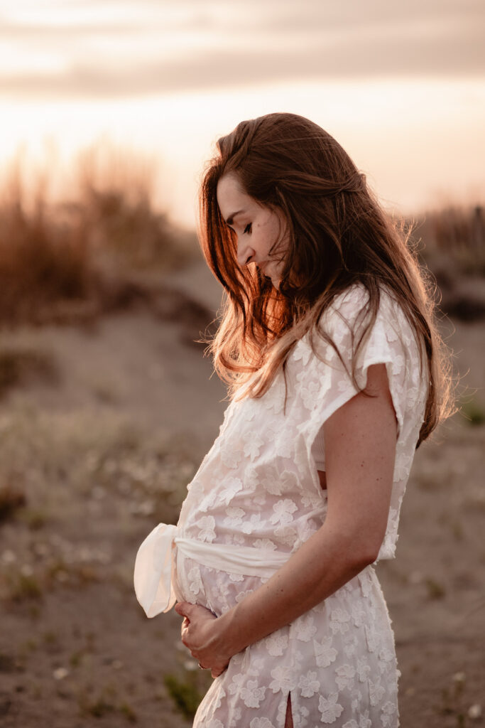 Séance photo grossesse à la plage d'Espiguette près de Montpellier