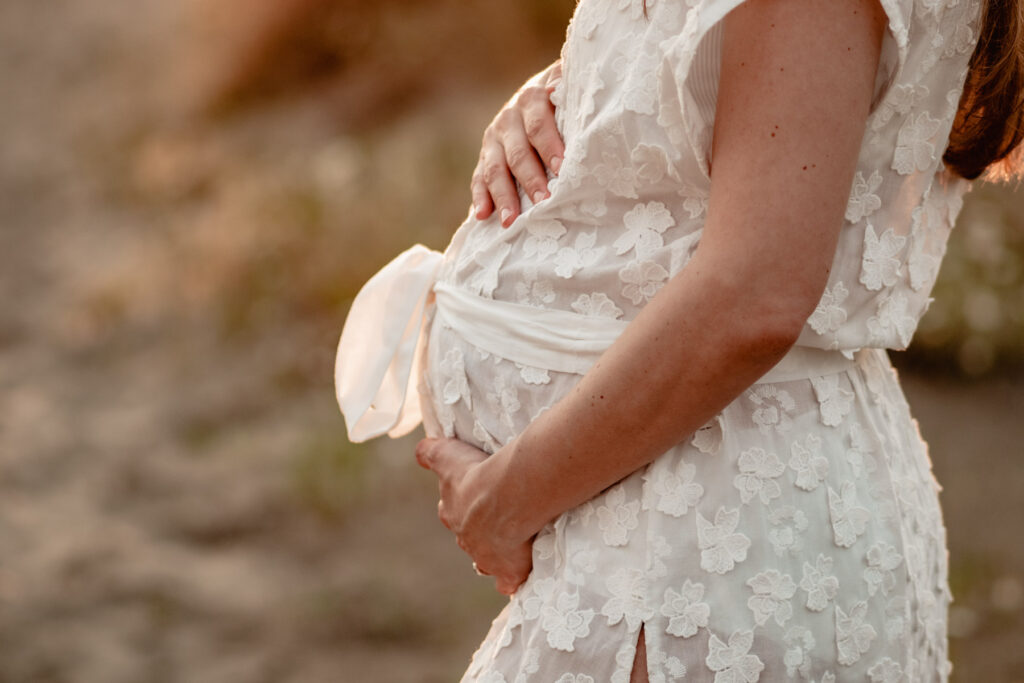 Séance photo grossesse à la plage d'Espiguette près de Montpellier