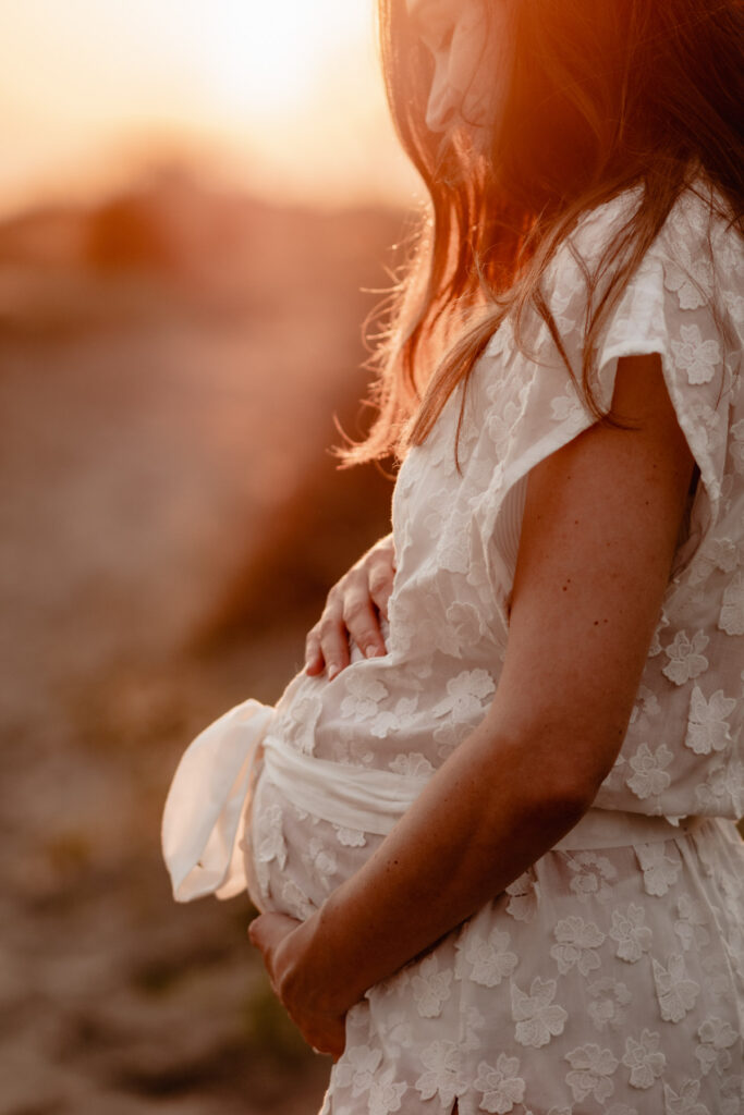 Séance photo grossesse à la plage d'Espiguette près de Montpellier