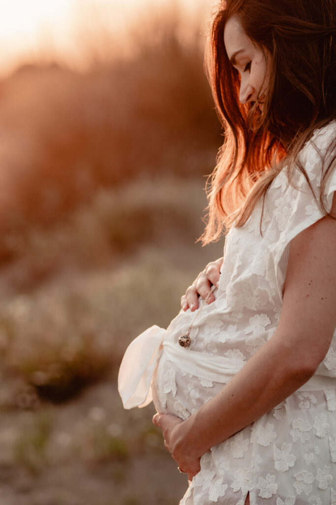 Séance photo grossesse à la plage d'Espiguette près de Montpellier