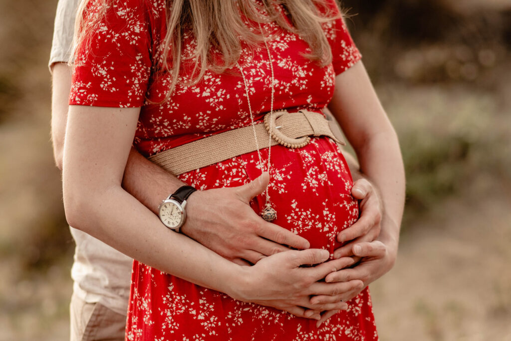 Séance photo grossesse à la plage d'Espiguette près de Montpellier