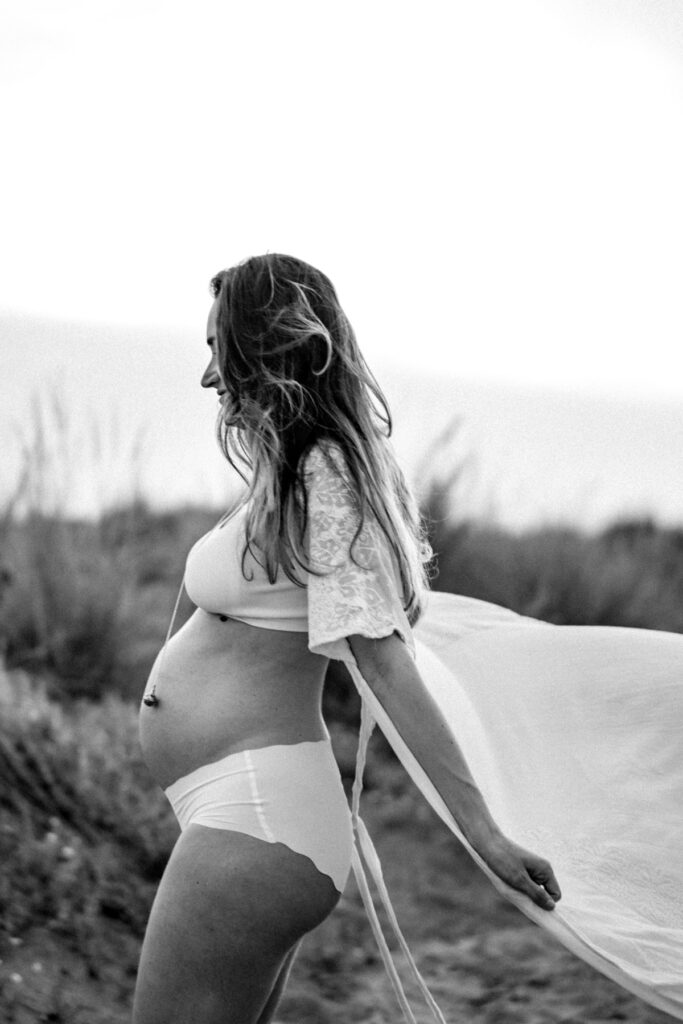 Séance photo grossesse à la plage d'Espiguette près de Montpellier
