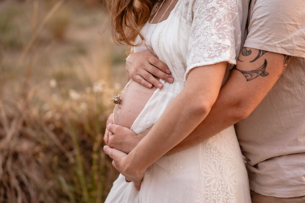 Séance photo grossesse à la plage d'Espiguette près de Montpellier