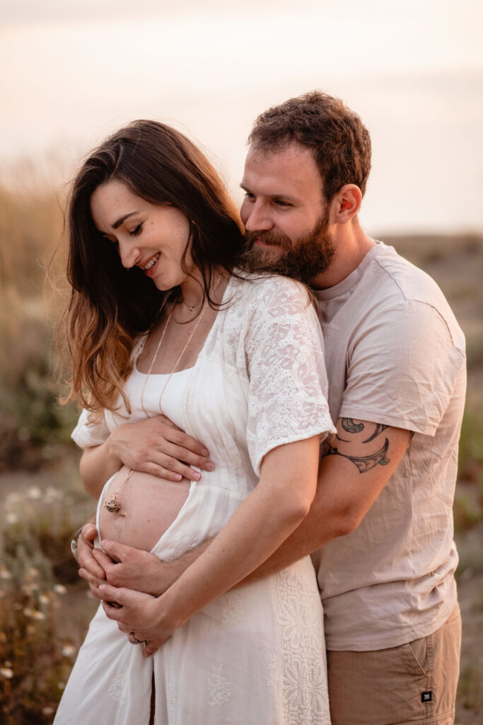 Séance photo grossesse à la plage d'Espiguette près de Montpellier