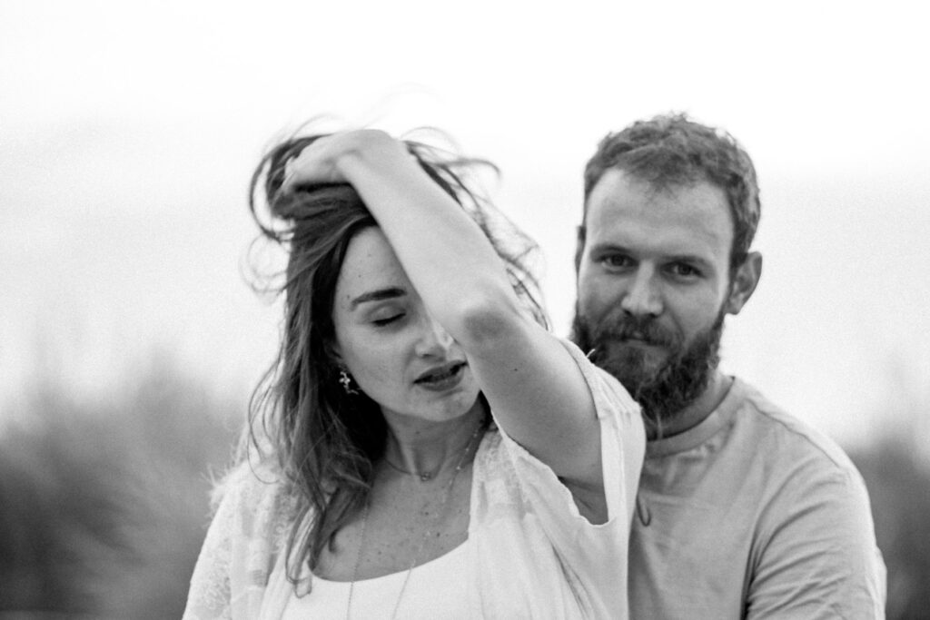 Séance photo grossesse à la plage d'Espiguette près de Montpellier