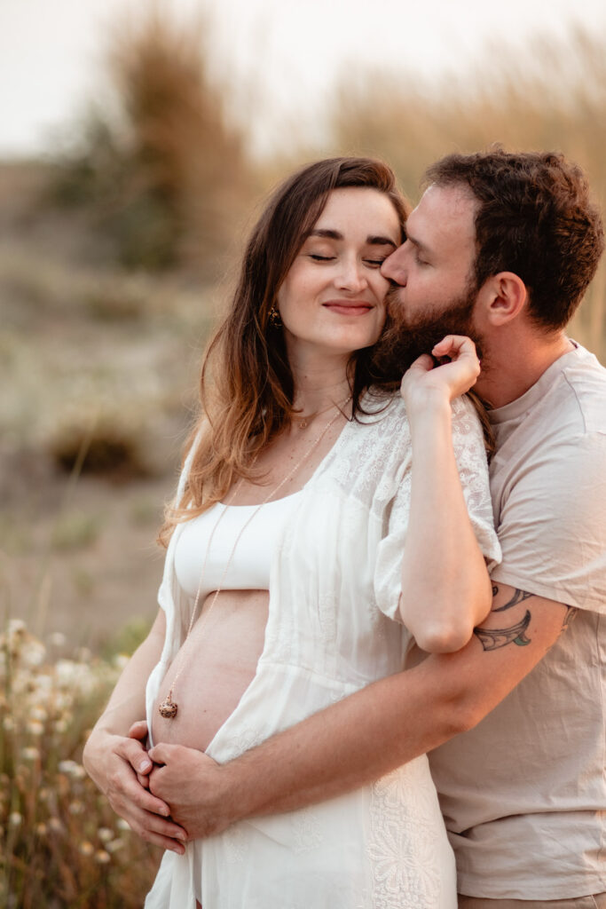 Séance photo grossesse à la plage d'Espiguette près de Montpellier