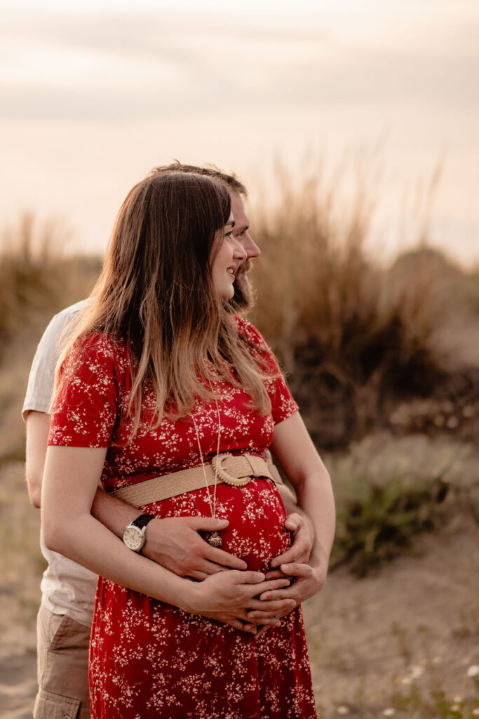Séance photo grossesse à la plage d'Espiguette près de Montpellier