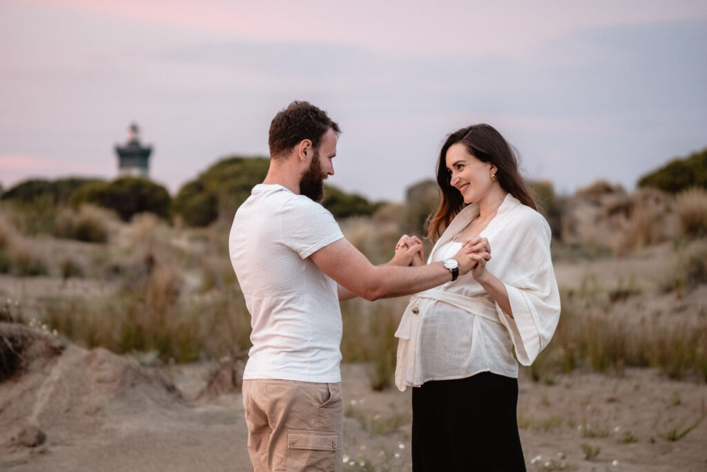 Séance photo grossesse à la plage d'Espiguette près de Montpellier
