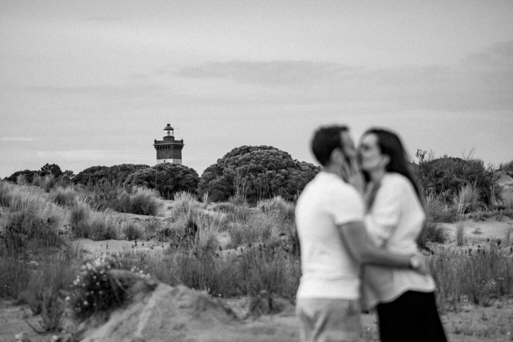 Séance photo grossesse à la plage d'Espiguette près de Montpellier