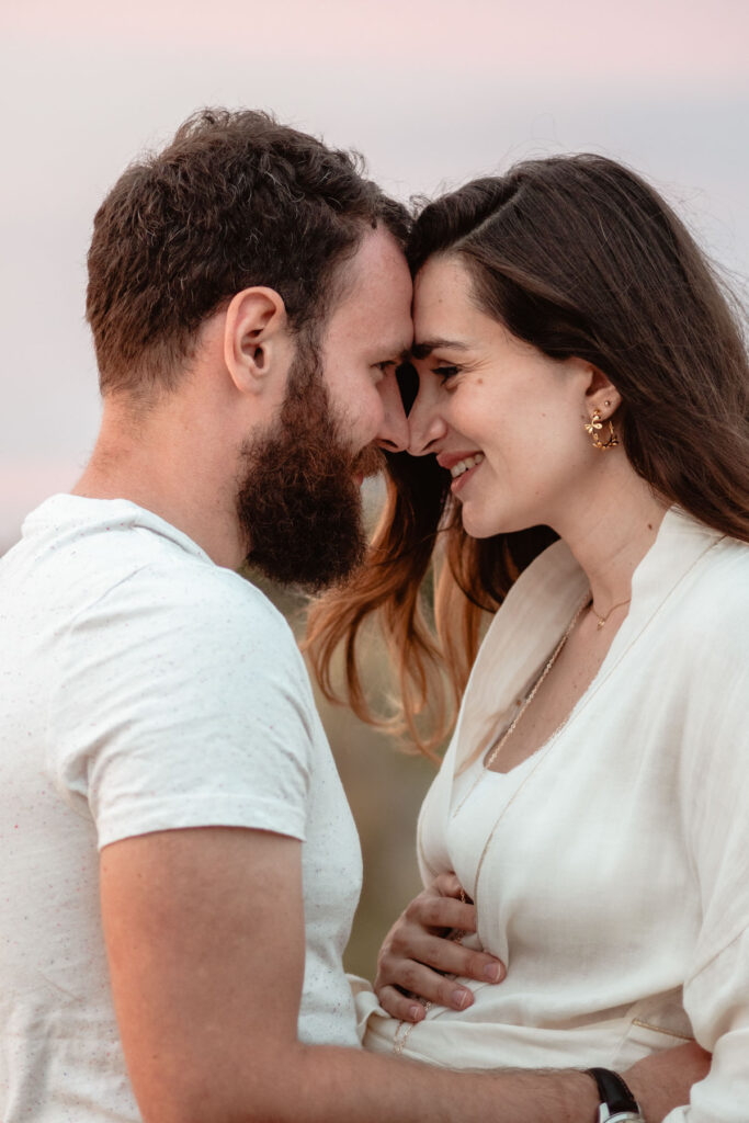 Séance photo grossesse à la plage d'Espiguette près de Montpellier