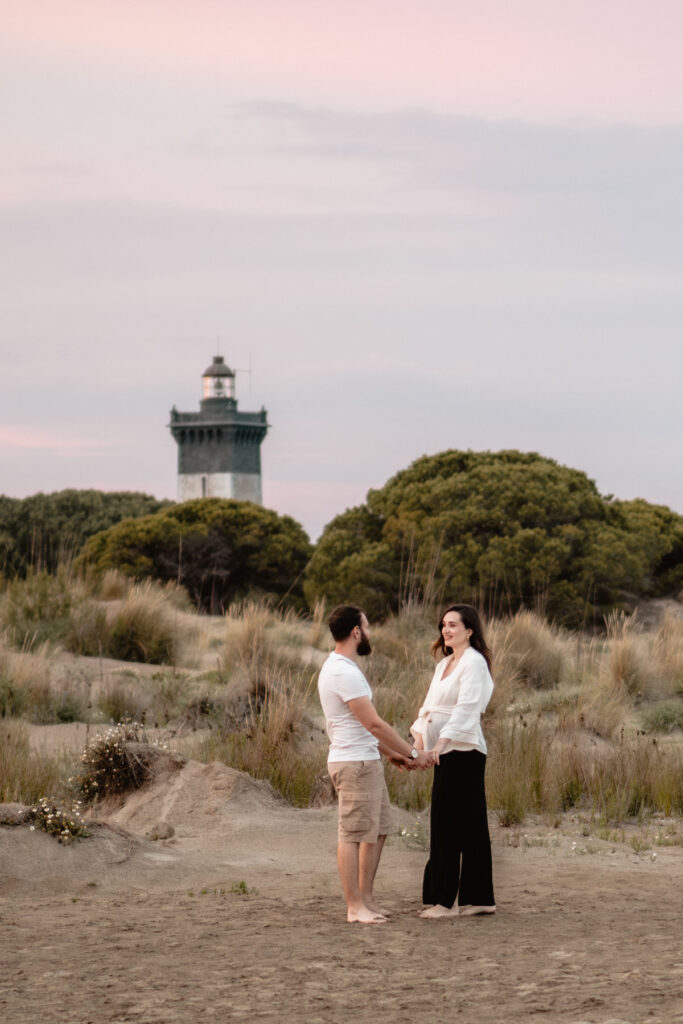 Séance photo grossesse à la plage d'Espiguette près de Montpellier