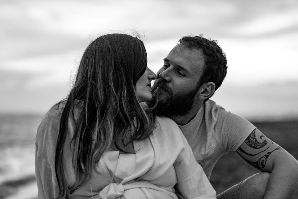 Séance photo grossesse à la plage d'Espiguette près de Montpellier