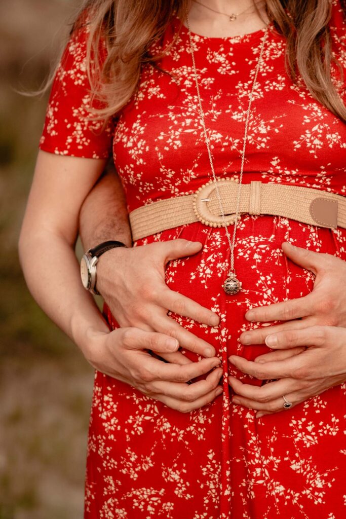 Séance photo grossesse à la plage d'Espiguette près de Montpellier