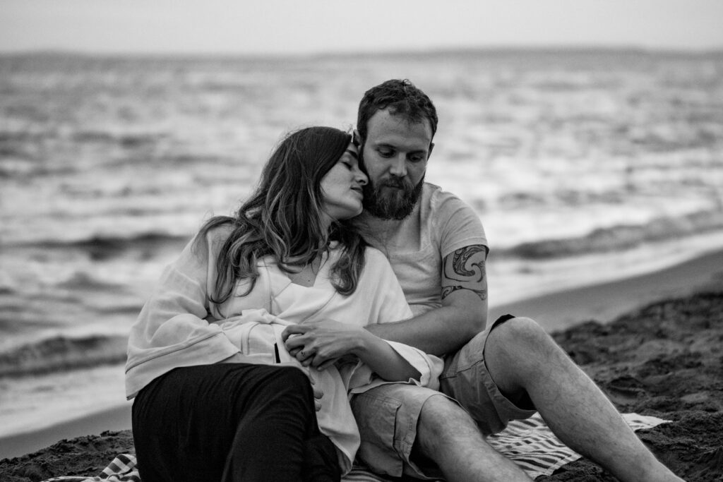 Séance photo grossesse à la plage d'Espiguette près de Montpellier