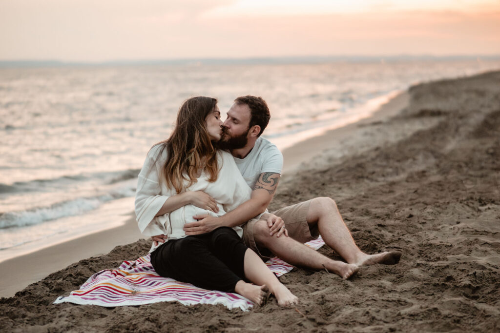 Séance photo grossesse à la plage d'Espiguette près de Montpellier