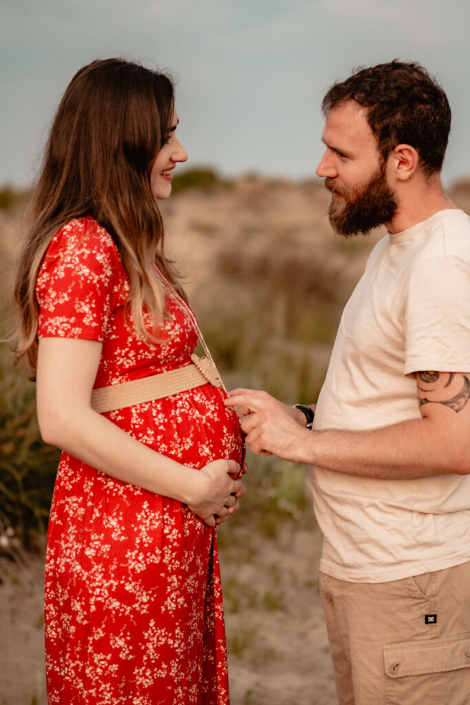 Séance photo grossesse à la plage d'Espiguette près de Montpellier