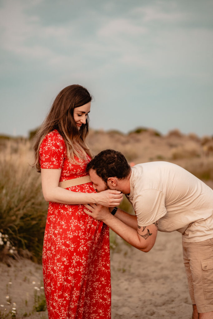 Séance photo grossesse à la plage d'Espiguette près de Montpellier