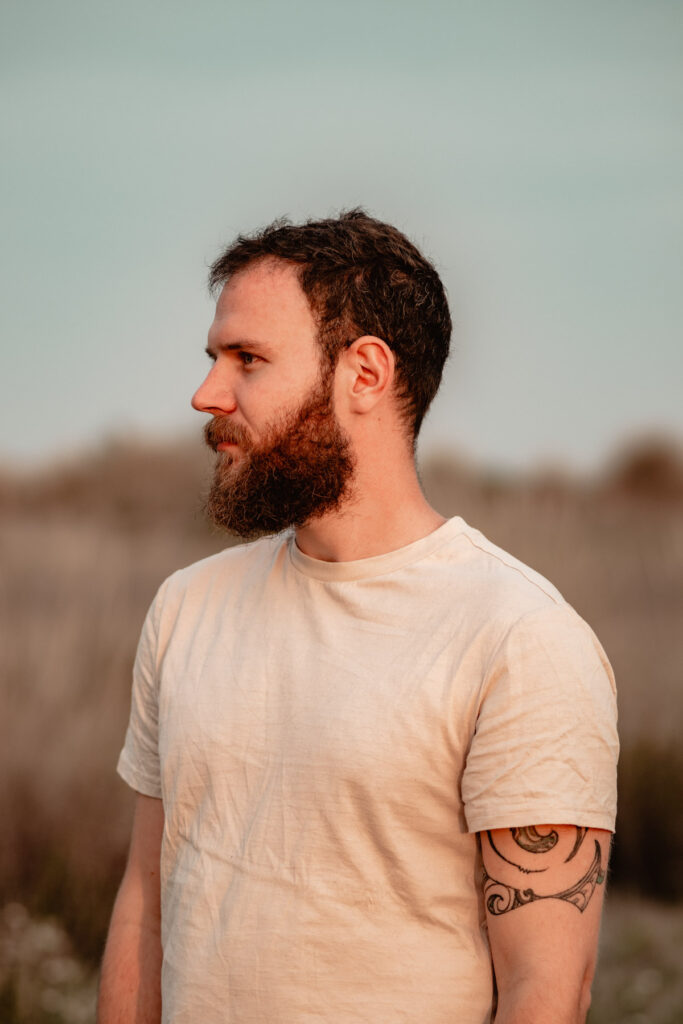 Séance photo grossesse à la plage d'Espiguette près de Montpellier