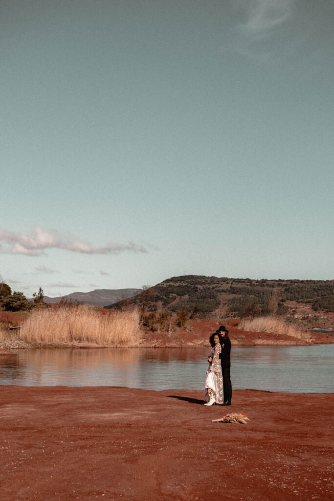 elopement boho hippie western au lac du salagou