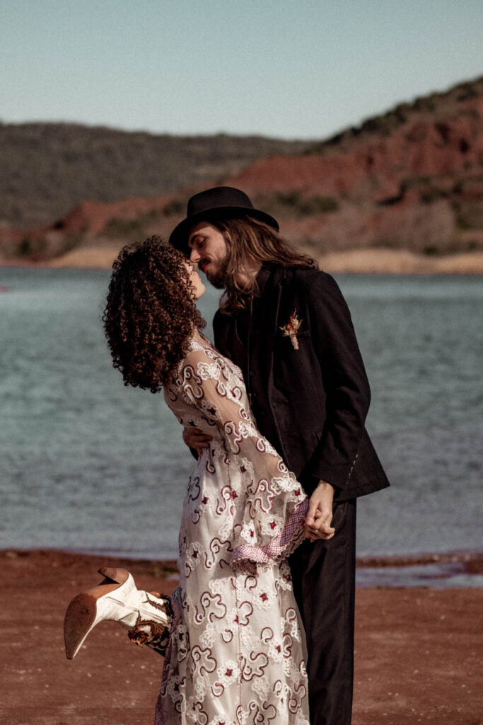 elopement boho hippie western au lac du salagou