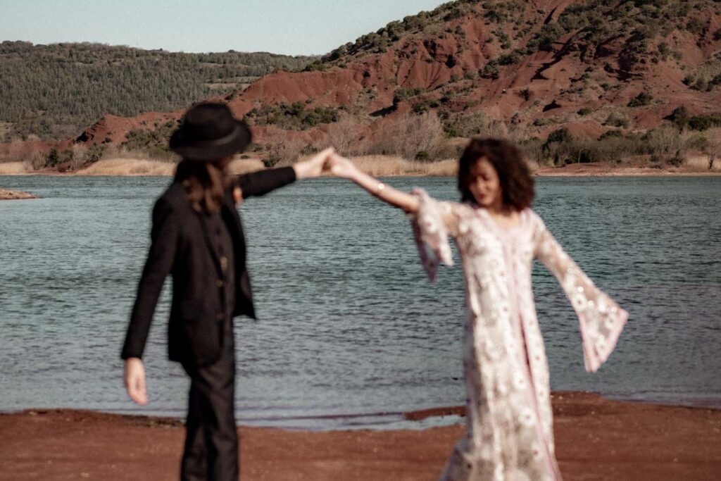 elopement boho hippie western au lac du salagou
