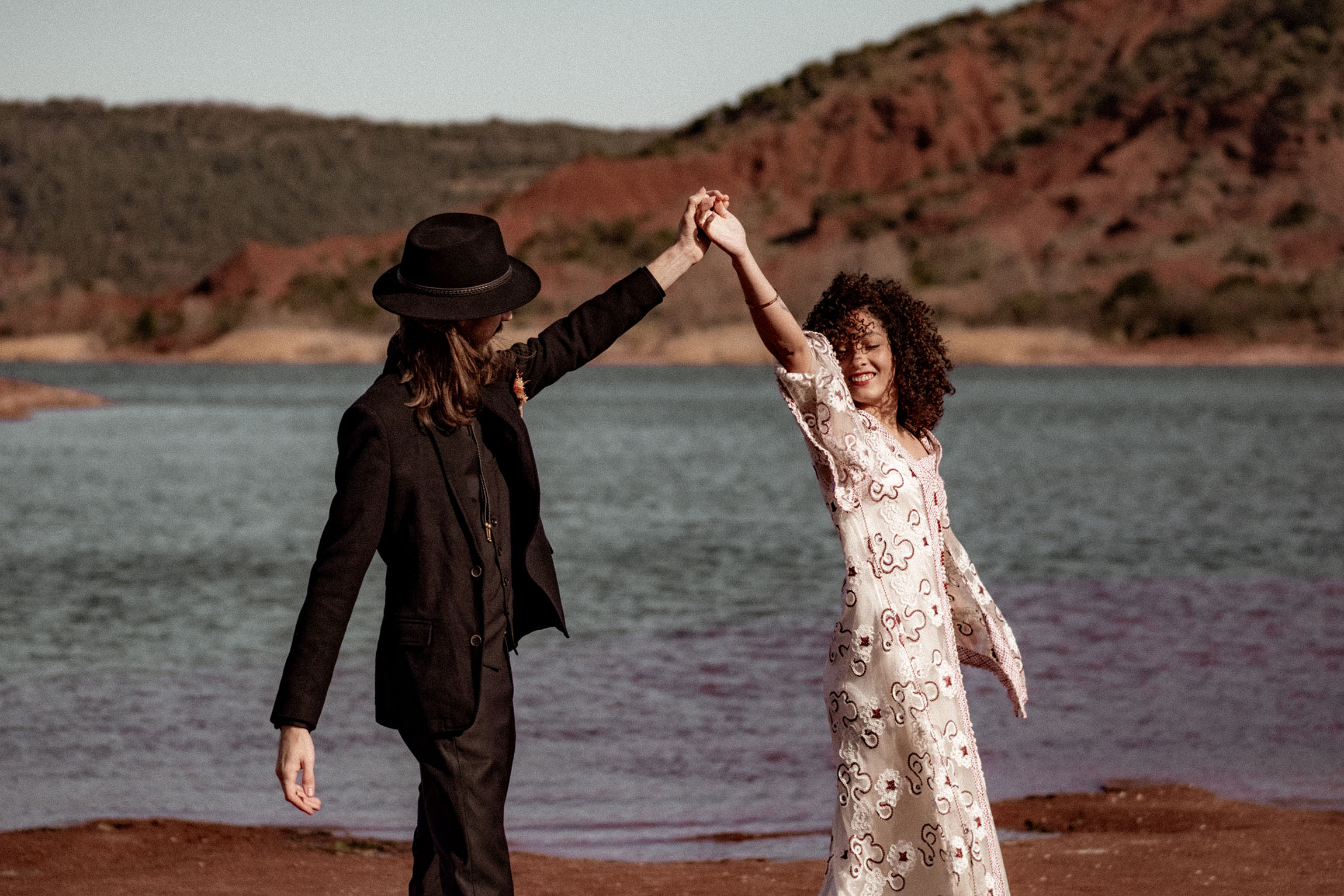 mariage hippie boho western au lac du salagou