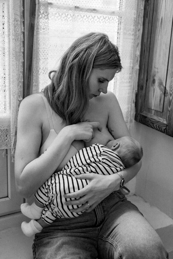 photographe bébé nouveau-né allaitement montpellier