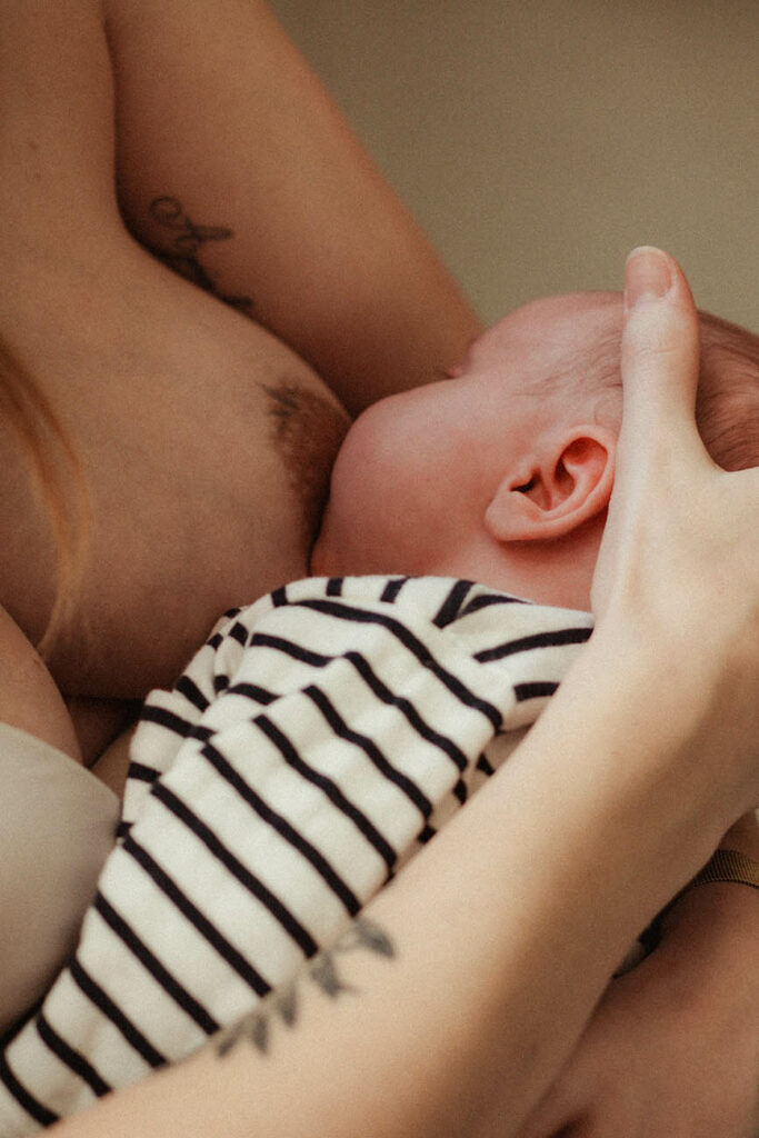 photographe bébé nouveau-né allaitement montpellier