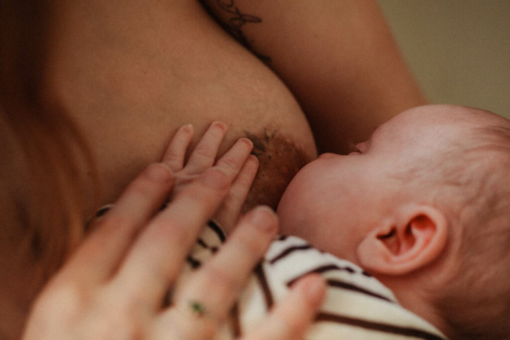 photographe bébé nouveau-né allaitement montpellier