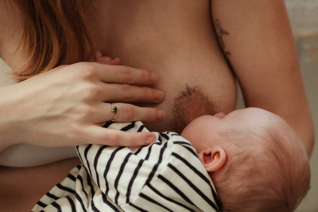 photographe bébé nouveau-né allaitement montpellier