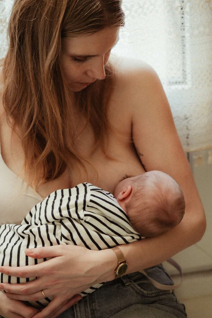 photographe bébé nouveau-né allaitement montpellier
