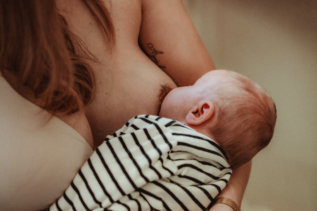 photographe bébé nouveau-né allaitement montpellier